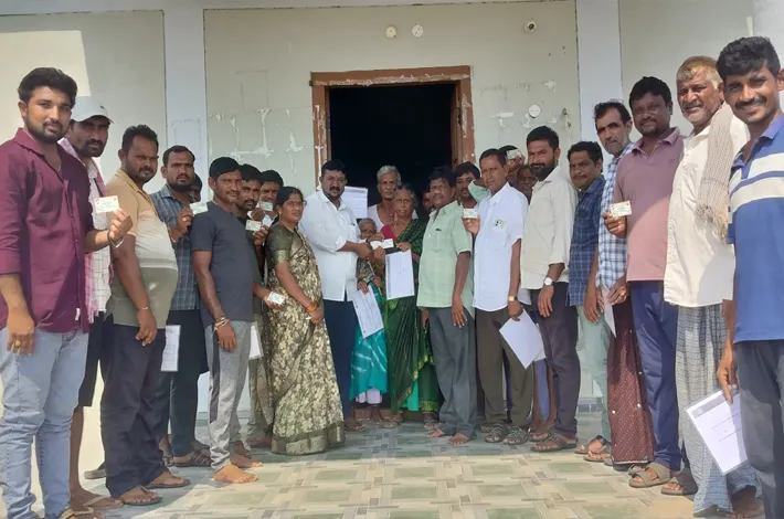 స్మార్ట్ రేషన్ కార్డులు పంపిణీ