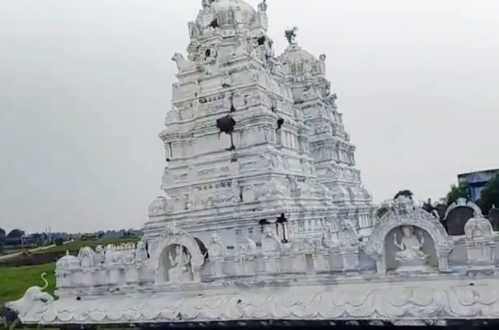 ఆలయంపై పడిన పిడుగు