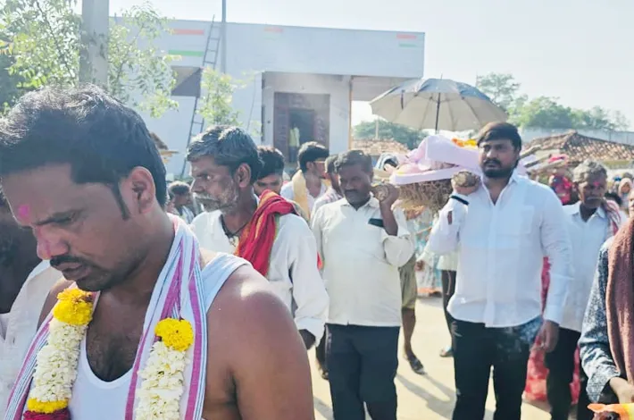 కార్యకర్త అంత్యక్రియల్లో పాల్గొన్న సండ్రుగు శ్రీకాంత్