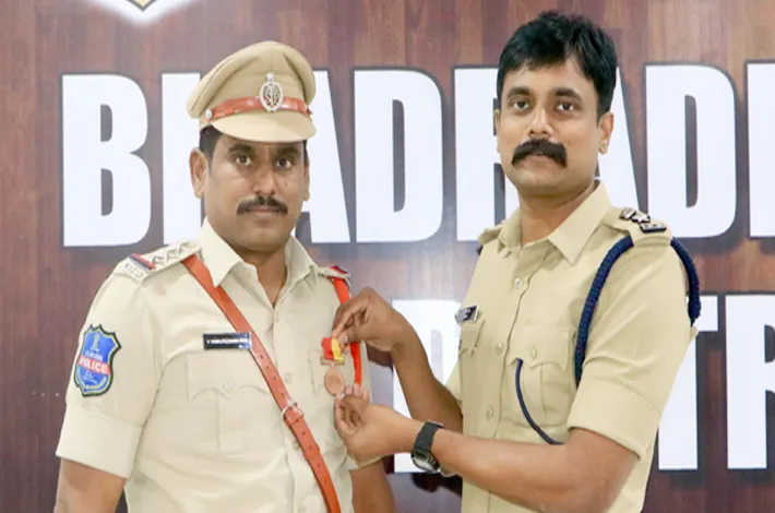 ​బయ్యారం సీఐ వెంకటేశ్వరరావుకు అరుదైన 'కఠిన సేవా పథకం.