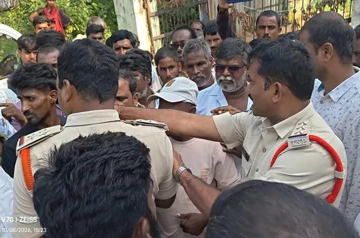 కోళ్ల దుర్వాసనపై పరిశ్రమ ఎదుట ధర్నా