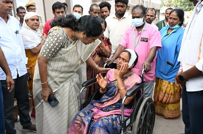 అంగన్వాడీలో పెచ్చులు ఊడి ఐదుగురికి గాయాలు
