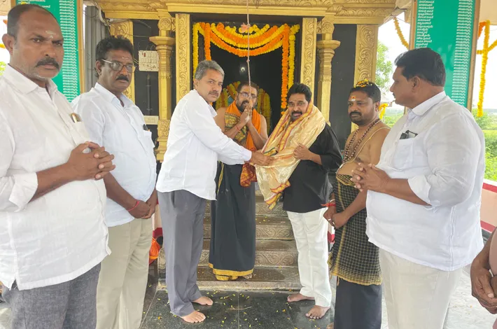 ప్రత్యేక పూజలు నిర్వహించిన డాక్టర్ మట్టా దయానంద్