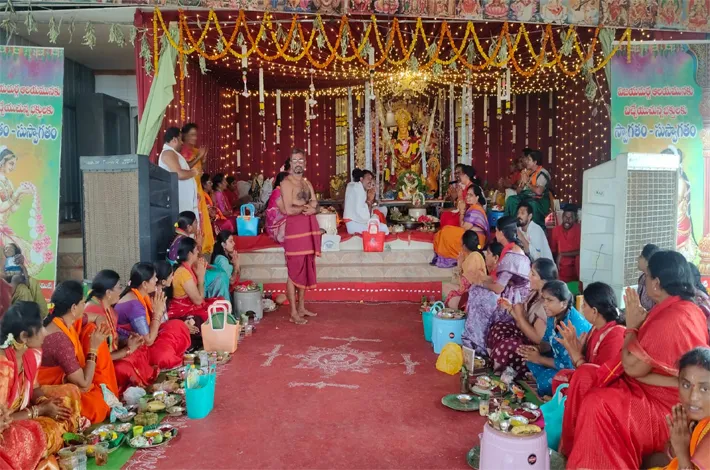 శ్రీ మహాలక్ష్మి దేవి అలంకరణలో దుర్గాదేవి