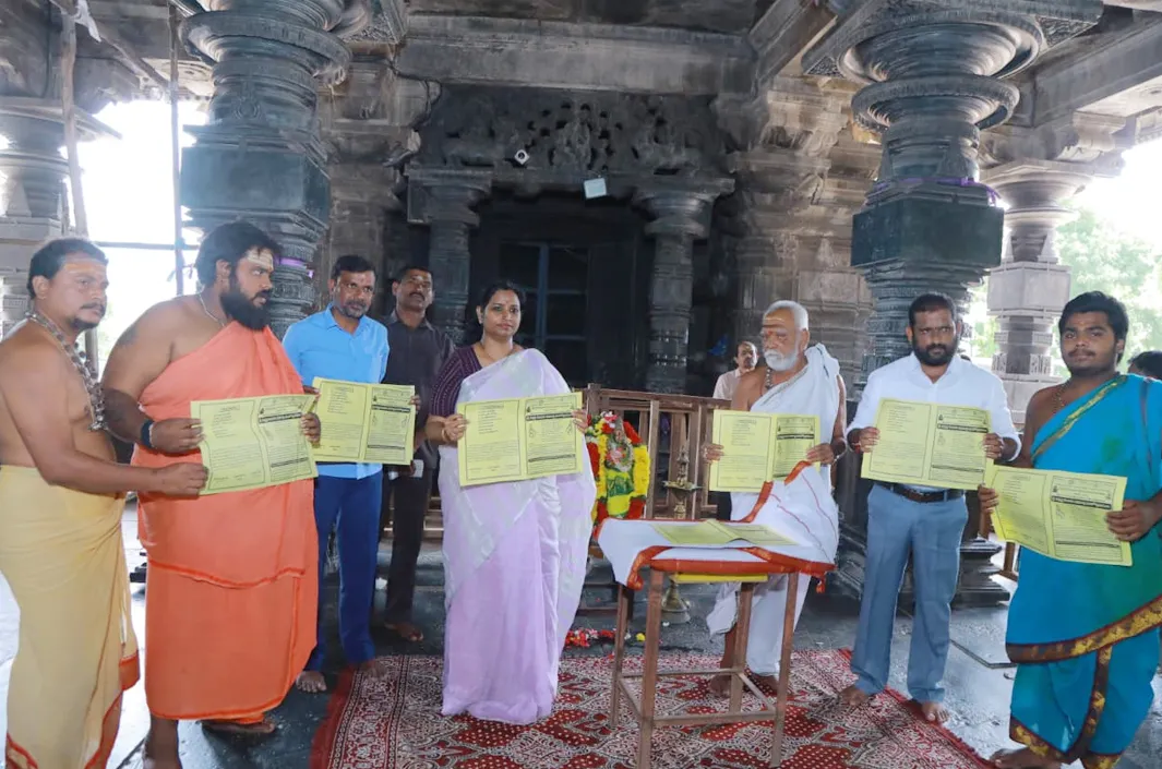 గణపతి నవరాత్రి ఉత్సవాల కరపత్రాన్ని ఆవిష్కరించిన ఎంపీ కావ్య