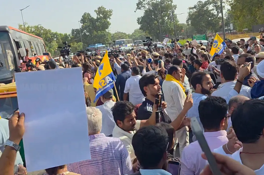 ఇండియా గేట్ దగ్గర హైటెన్షన్
