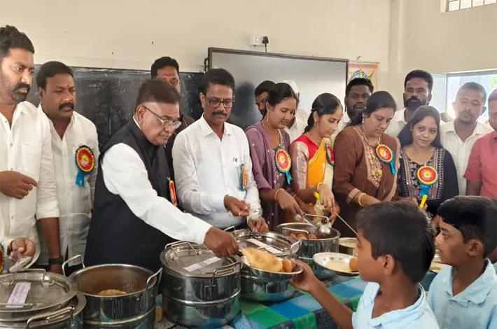 విద్యార్థులకు పౌష్టికాహారం కోసమే అల్పాహార లక్ష్యం..!