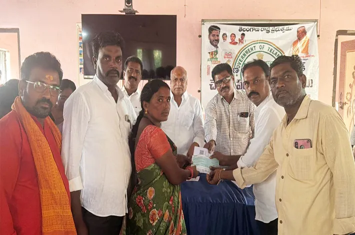 చెక్కులు పంపిణీ చేసిన ఎమ్మెల్యే