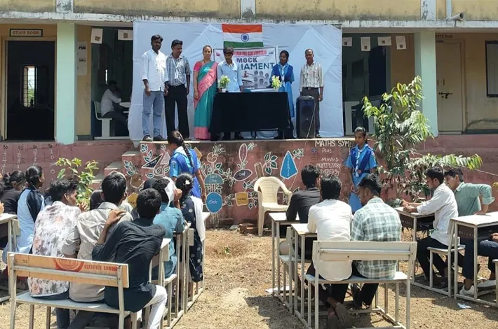 మోర్గి మోడల్ స్కూల్‌లో నమూనా పార్లమెంట్