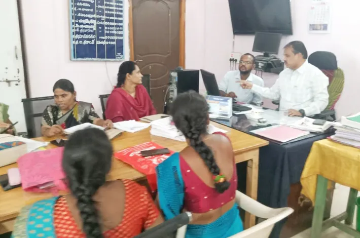 తహసీల్దార్ కార్యాలయాన్ని సందర్శించిన అదనపు కలెక్టర్ హరిసింగ్ 