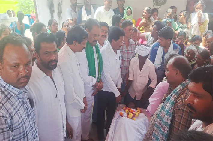 గల్ఫ్ మృతుడి అంతిమయాత్రలో పాల్గొన్న జువ్వాడి కృష్ణారావు