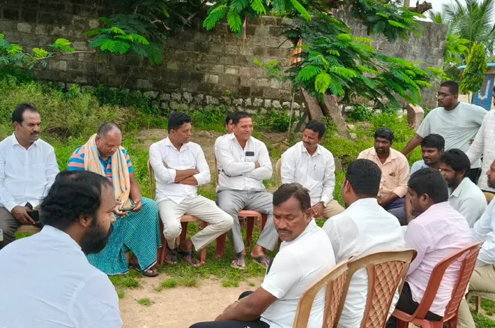 కార్యకర్తలను కంటికి రెప్పలా కాపాడుకుంటా: బీఆర్ఎస్ నాయకులు    