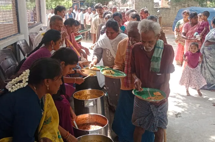 రామాపురం క్రాస్ రోడ్డులో సాయిమందిరంలో విశేష పూజలు, అన్నదానం