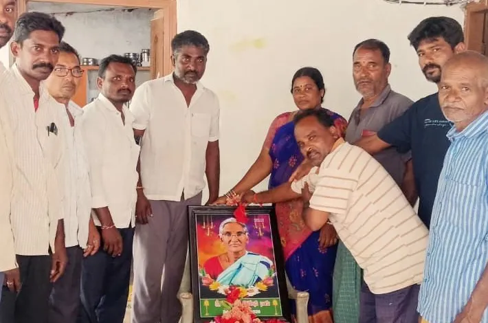మృతురాలి కుటుంబానికి పరామర్శ, ఆర్థిక సాయం