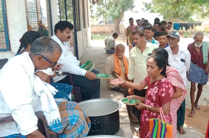 సాయిబాబా గుడిలో పూజలు, అన్నదానం