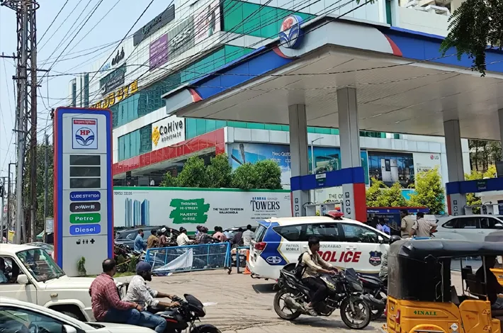 పెట్రోల్‌ బంక్‌ల దగ్గర భారీగా క్యూ.. వదంతులతో జనం పరుగులు