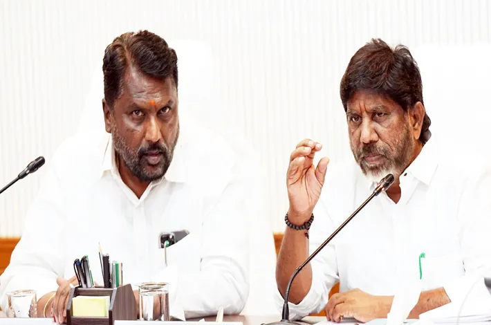 సంక్షేమ వసతి గృహాలను పూర్తి చేయండి