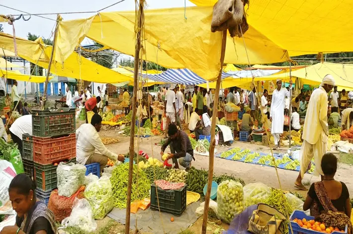 ఫోన్లు తీసుకెళ్లాలంటేనే భయం!