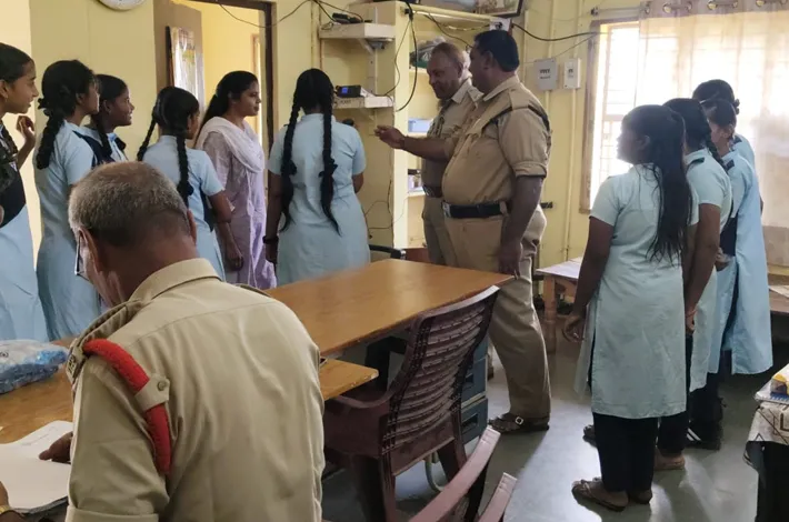 విద్యార్థులకు పోలీస్ శాఖపై అవగాహన