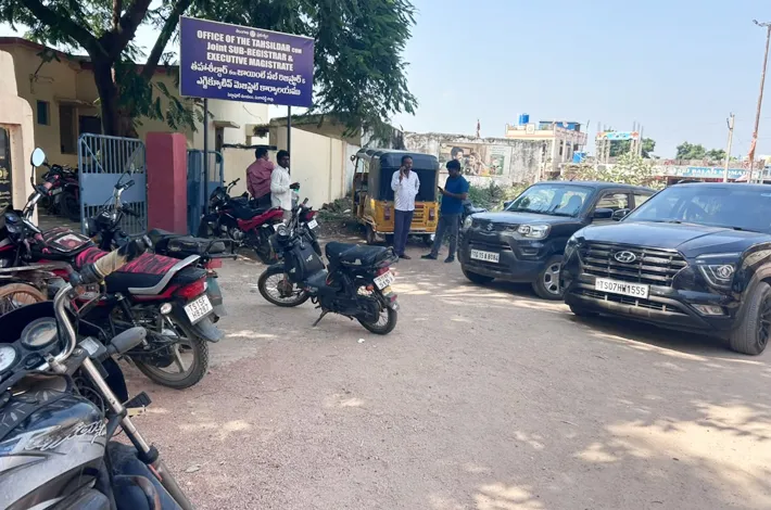 తహసీల్దార్ కార్యాలయం గేటు ముందు వాహనాల పార్కింగ్ 