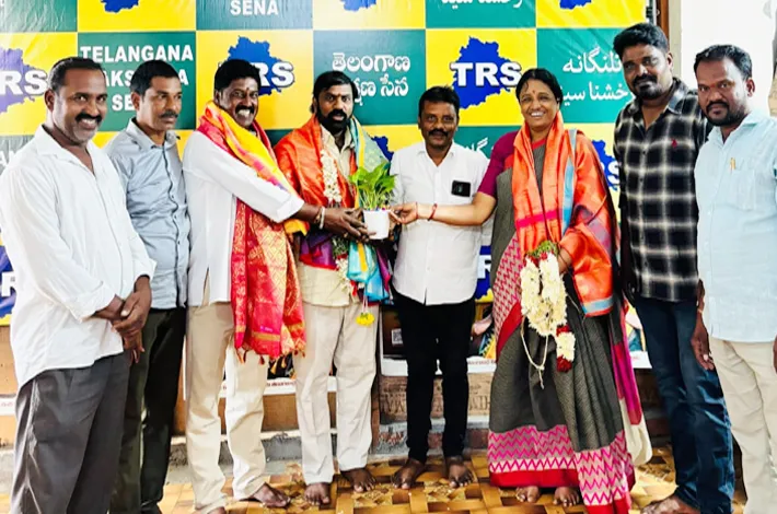 తెలంగాణ రక్షణ సేన జిల్లా అధ్యక్షునికి ఘన సన్మానం