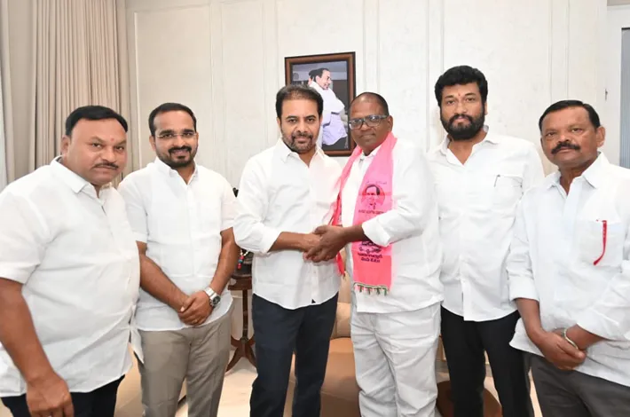 బీఆర్ఎస్ పార్టీలో చేరిన కాంగ్రెస్ సీనియర్ నాయకులు శ్రీనివాస్ రెడ్డి