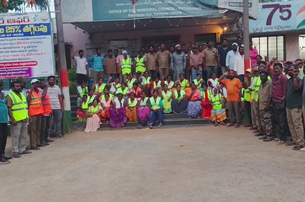 వేతనాల కోసం మున్సిపల్ కార్మికుల నిరసన