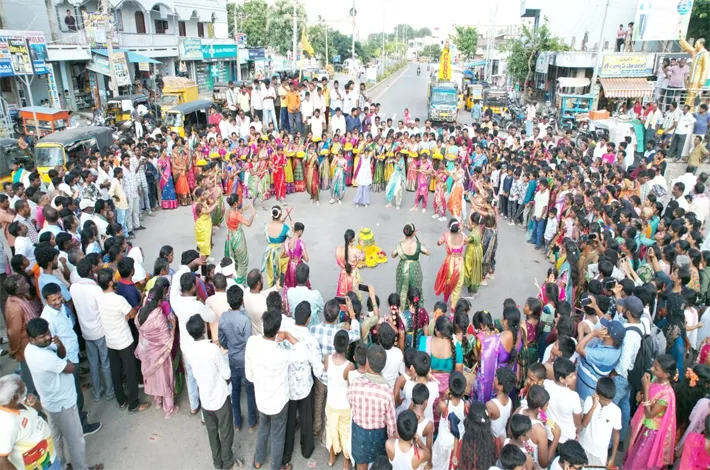 గ్లోబల్స్ స్కూల్ లో పూల పండగ