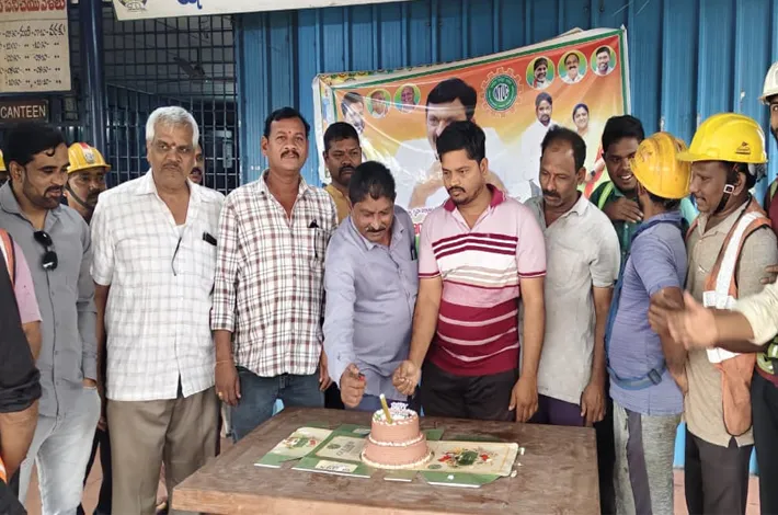 డీఎల్ఆర్ కార్మికుల మధ్య మంత్రి జన్మదిన వేడుకలు