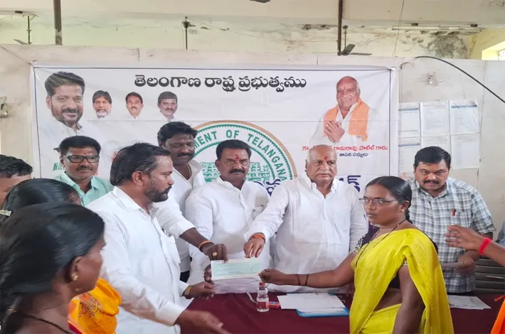 చెక్కులు పంపిణీ చేసిన ఎమ్మెల్యే
