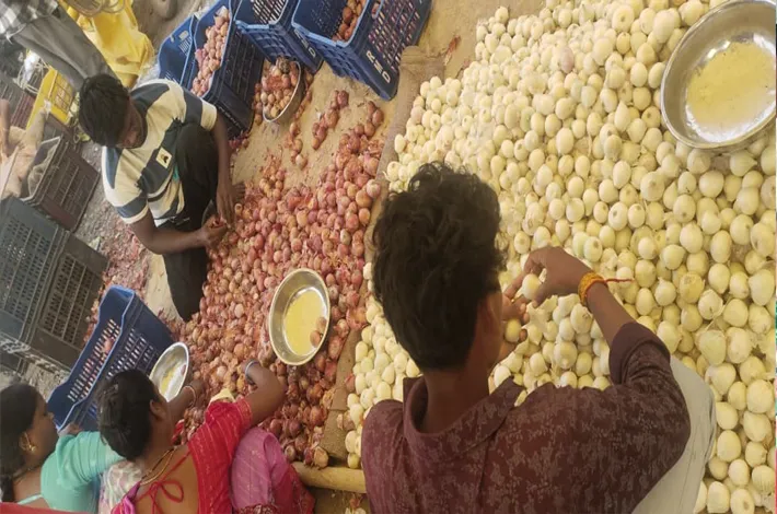 ఘాటెక్కిన ఉల్లి.. కిలో రూ.80