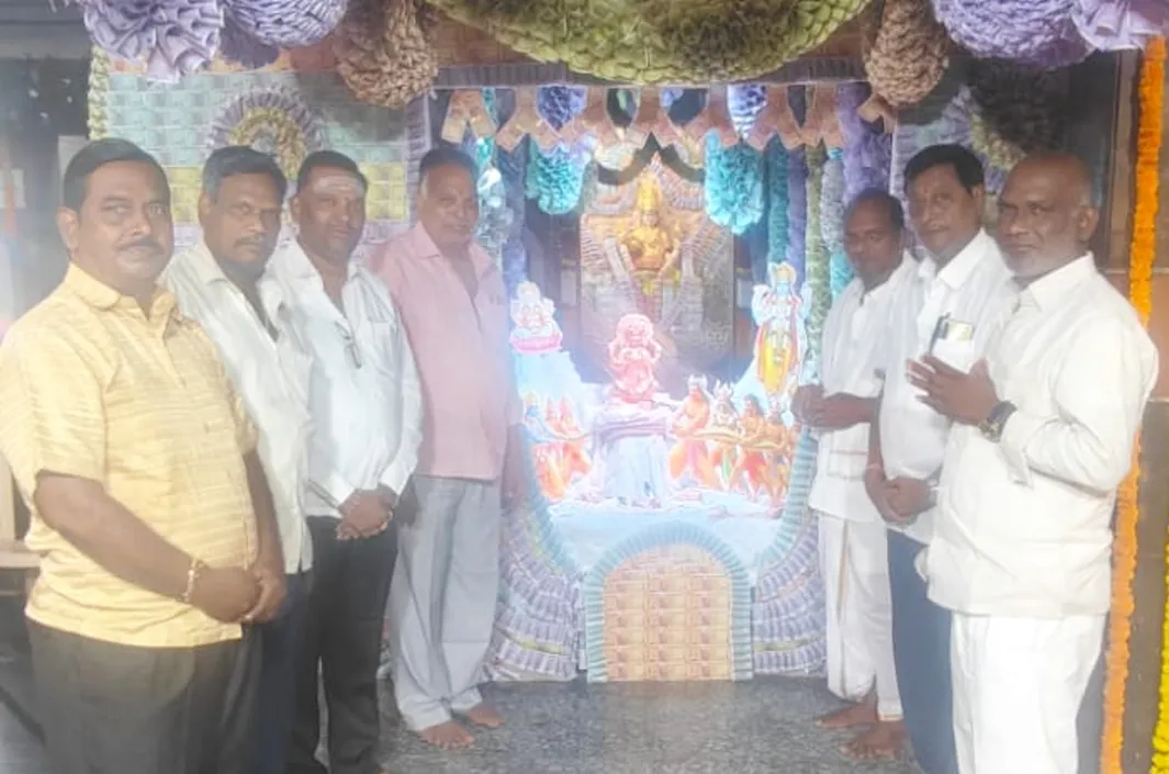 మహాలక్ష్మి అలంకరణలో అమ్మవారు