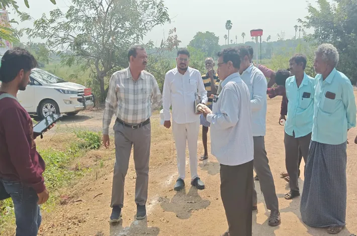 భూ రీసర్వే ప్రక్రియను పరిశీలించిన అదనపు కలెక్టర్ రవి