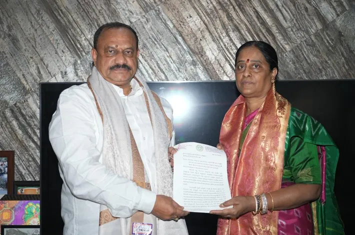 టీపీసీసీ చీఫ్‌తో కొండా సురేఖ భేటీ.. కడియం శ్రీహరిపై ఫిర్యాదు