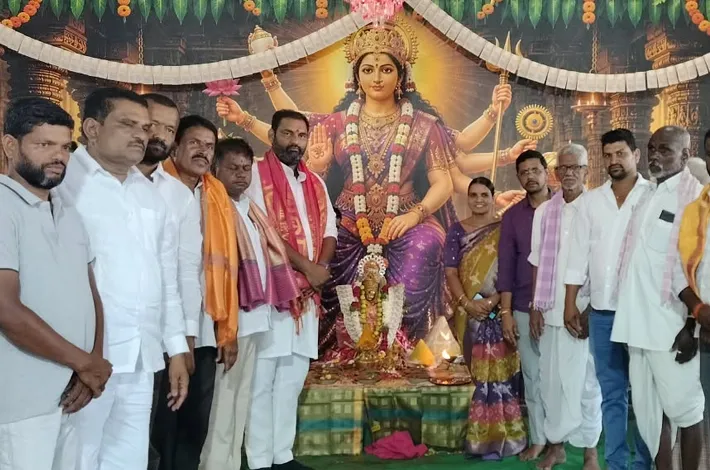 దుర్గమ్మ ఆశీస్సులతో ప్రజలందరూ సుఖ సంతోషాలతో ఉండాలి