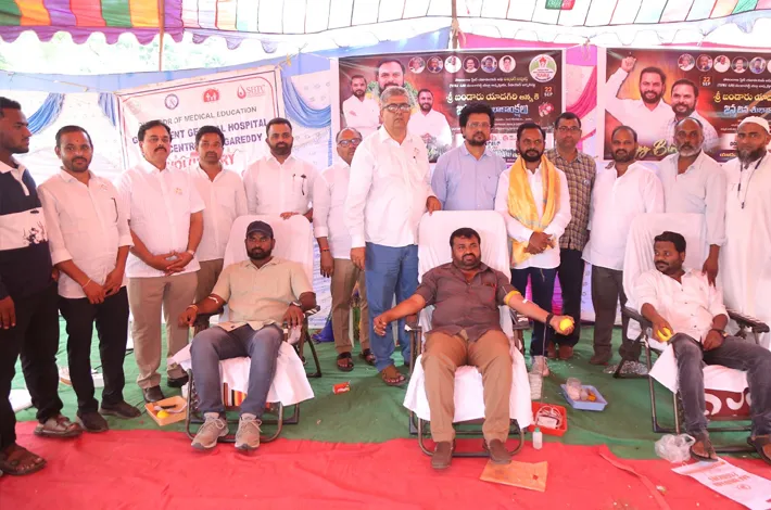 సేవా స్ఫూర్తిని చాటిన జర్నలిస్టుల రక్తదాన శిబిరం