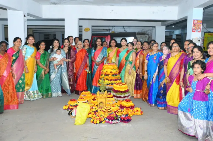 సద్దుల బతుకమ్మ వేడుకల్లో బిజెపి రాష్ట్ర నేత రావు పద్మ