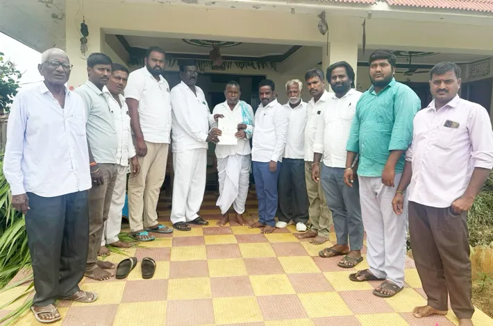 సీఎంఆర్‌ఎఫ్ చెక్కు పంపిణీ చేసిన బిజెపి నాయకులు 
