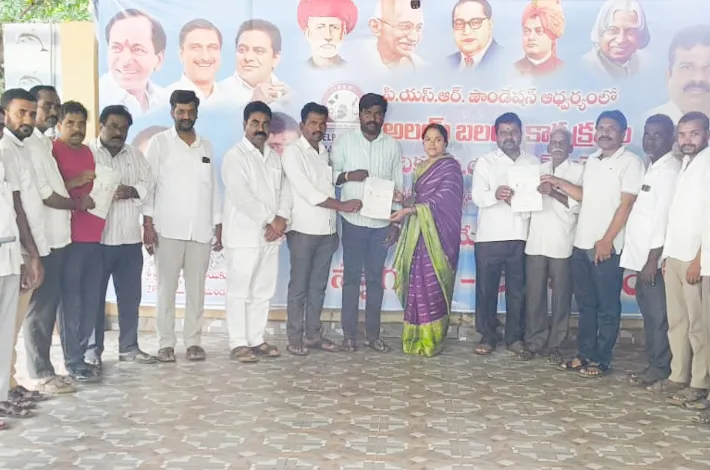 సీఎంఆర్ఎఫ్ చెక్కుల పంపిణీ చేసిన మాజీ జ‌డ్పీటీసీ