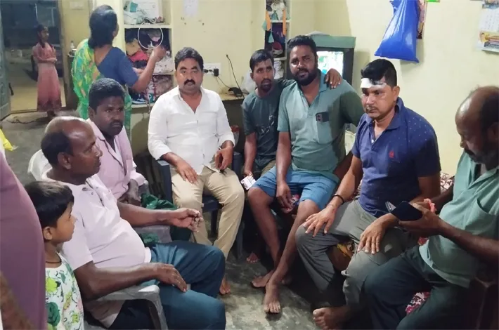 ప్రమాద బాధిత కుటుంబాలను పరామర్శించిన నరేష్