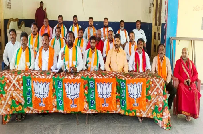 కాంగ్రెస్ నాయకులు కళ్ళు తెరవాలి 