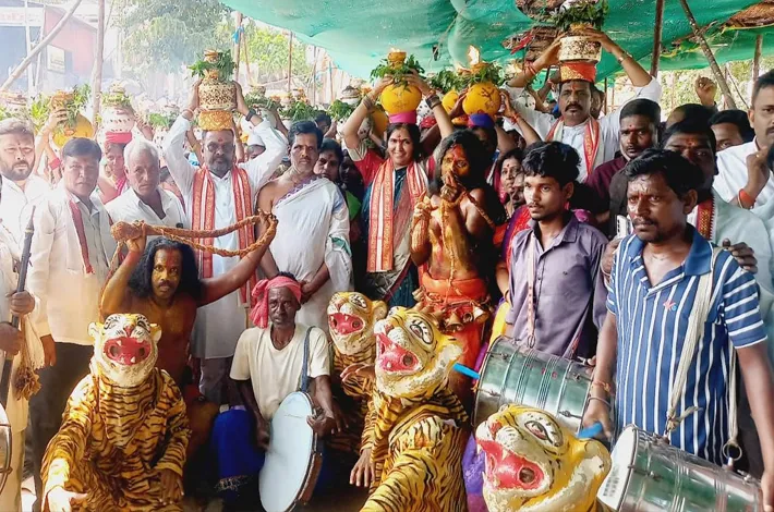 బోనమెత్తిన ఏడుపాయల..
