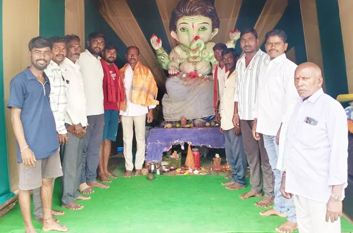 గణనాథులను దర్శించుకున్న మాజీ సర్పంచ్