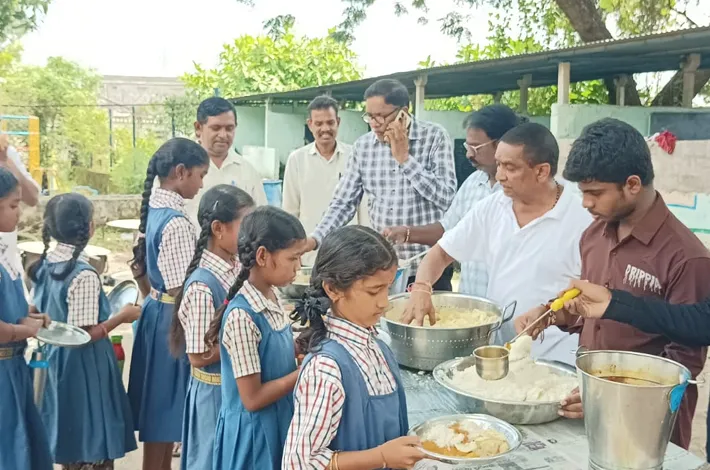 శిశుమందిర్ లో అన్నదానం 