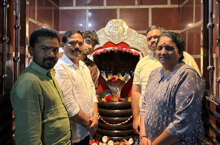 నాగోబాకు మహబూబాబాద్ ఎమ్మెల్యే దంపతుల పూజలు