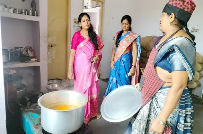 కేజీబీవీని సందర్శించిన బాలికల అభివృద్ధి అధికారి