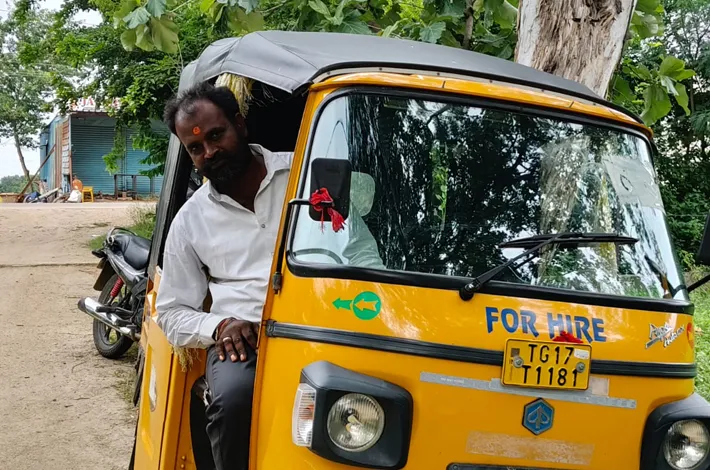 ఆటో వాలా సర్పంచ్.. గెలుచుకున్న ప్రజల మనస్సు