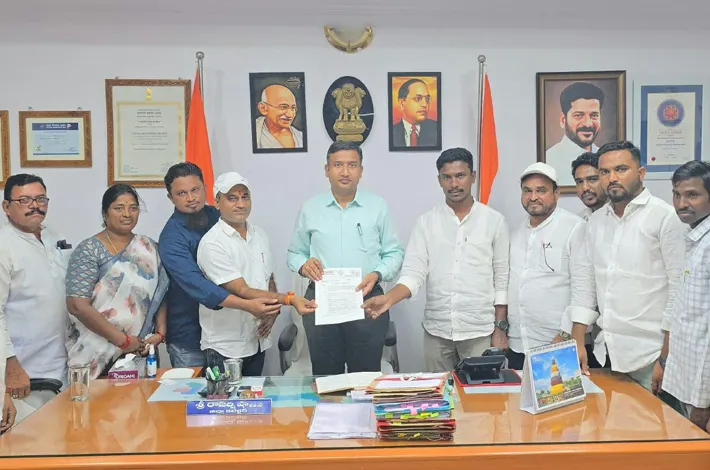 సీసీఐ బకాయిలు వెంటనే చెల్లించేలా ఆదేశాలు ఇవ్వండి..