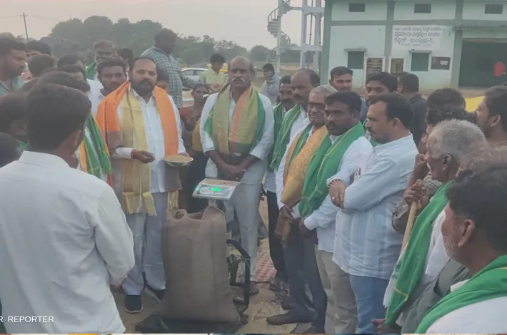 ధాన్యం కొనుగోలు కేంద్రాలను ప్రారంభించిన ప్రభుత్వ విప్ , ఎమ్మెల్యే