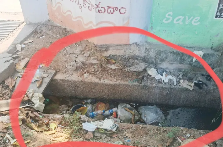 ఆసుపత్రి ముందే మురికి కాలువలు.. చెత్తాచెదారం!
